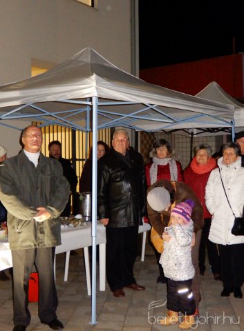 Fellobant az első gyertya lángja 50